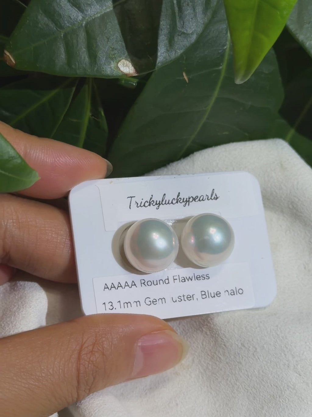 Aurora-lustre natural white pearl stud earrings.
Minimalist large white pearl earrings with clean design.