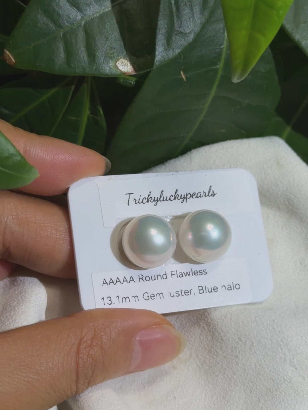 Aurora-lustre natural white pearl stud earrings.
Minimalist large white pearl earrings with clean design.