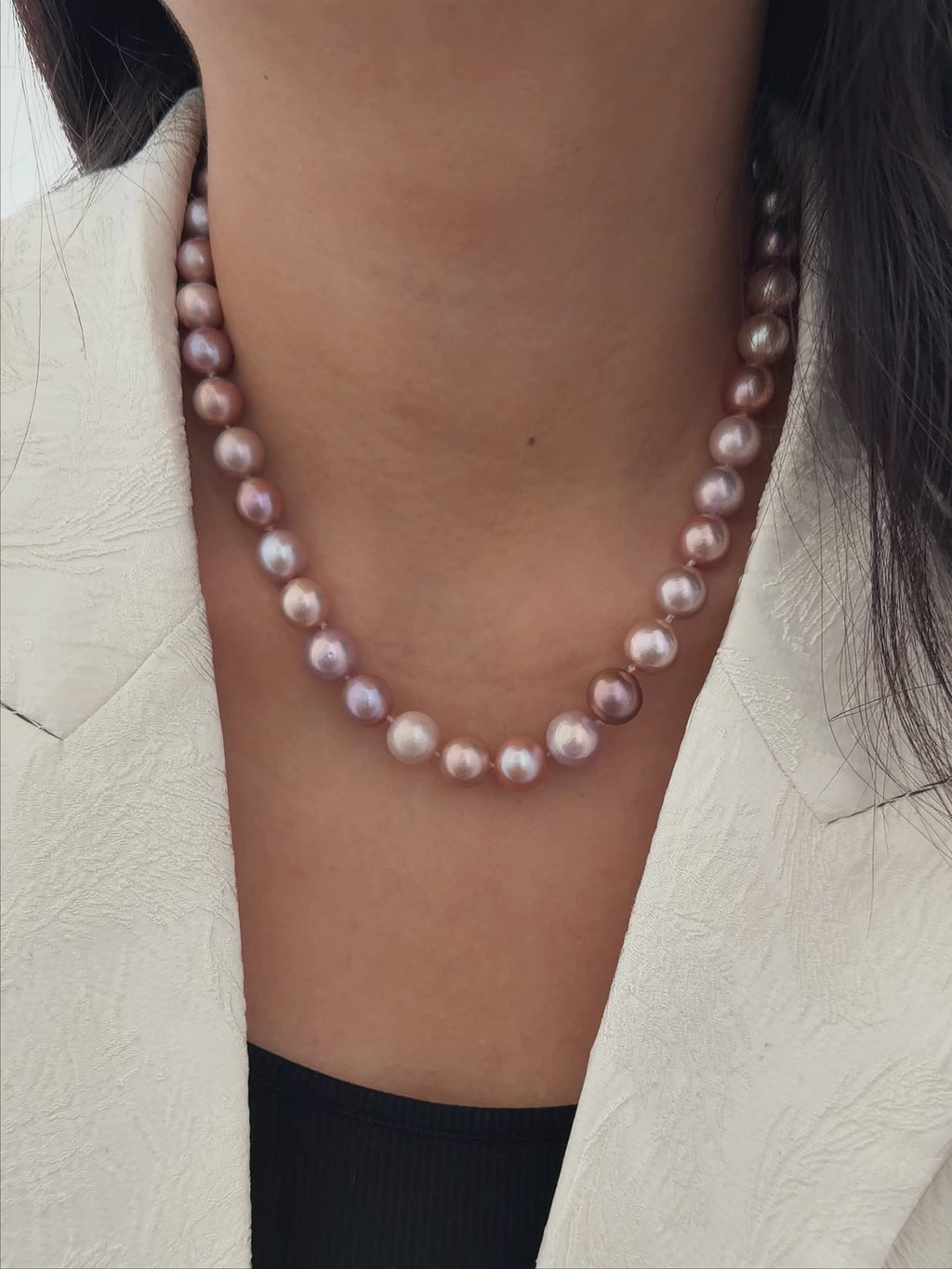Model wearing a multicolor freshwater pearl necklace with large 10–12.5 mm pearls.
Model wearing a large freshwater pearl necklace as an elegant statement piece.