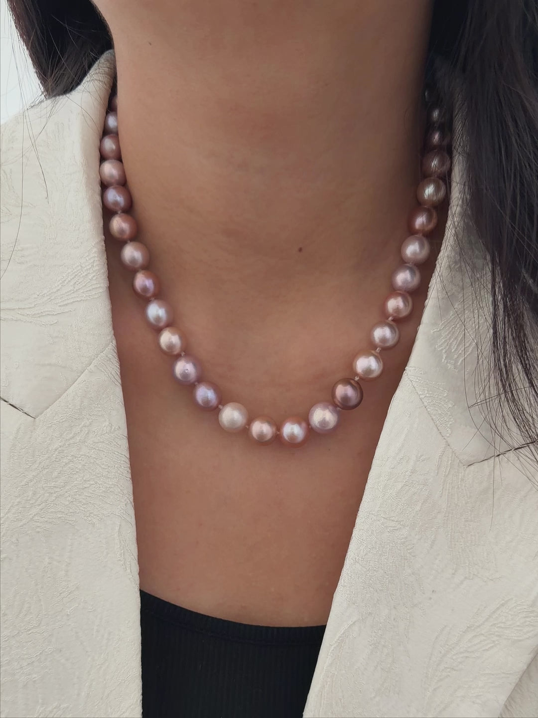 Model wearing a multicolor freshwater pearl necklace with large 10–12.5 mm pearls.
Model wearing a large freshwater pearl necklace as an elegant statement piece.