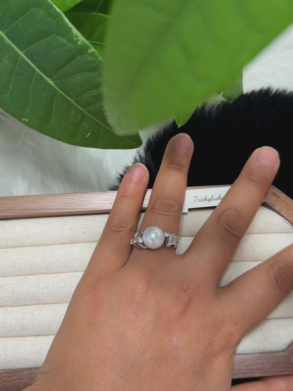 Adjustable silver pearl ring featuring a 10 mm center pearl.