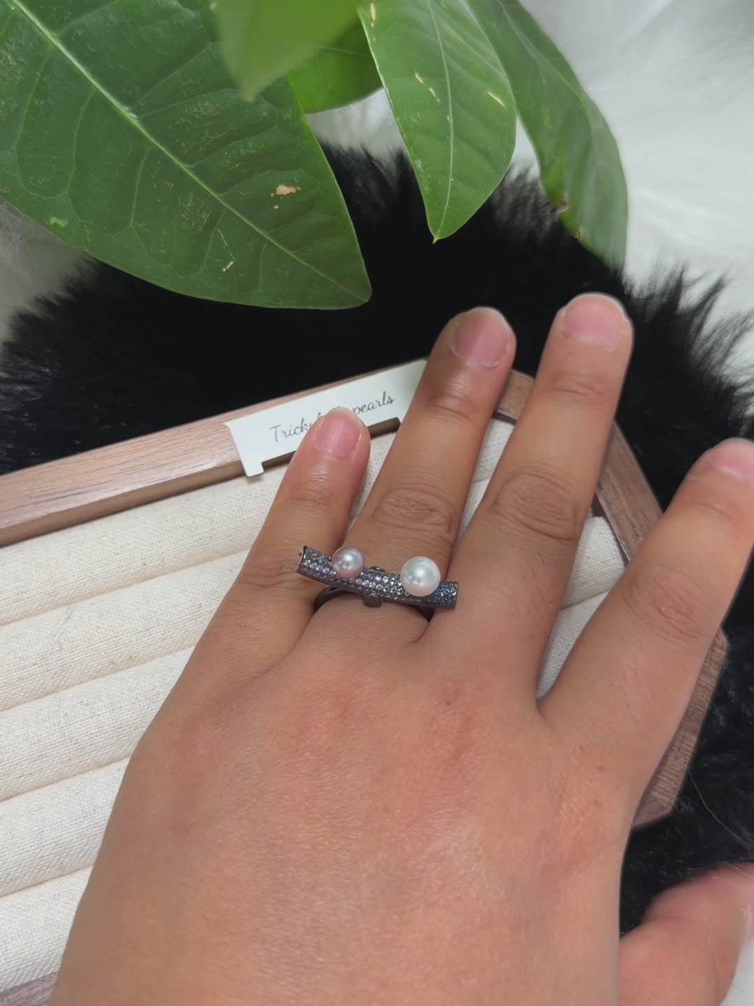 Modern seesaw-inspired freshwater pearl ring.