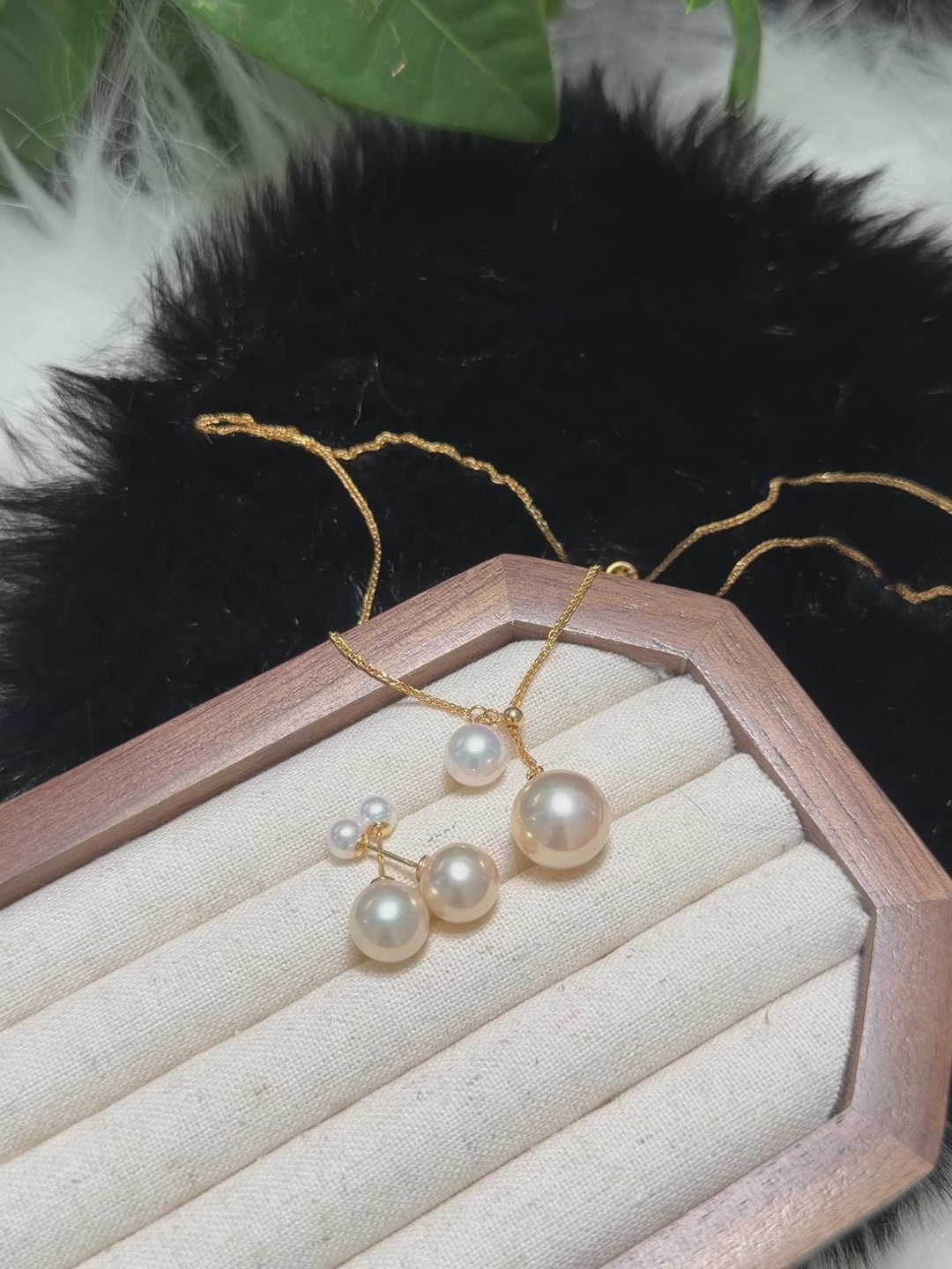 Elegant adjustable pearl Y necklace in 18K gold-plated sterling silver.