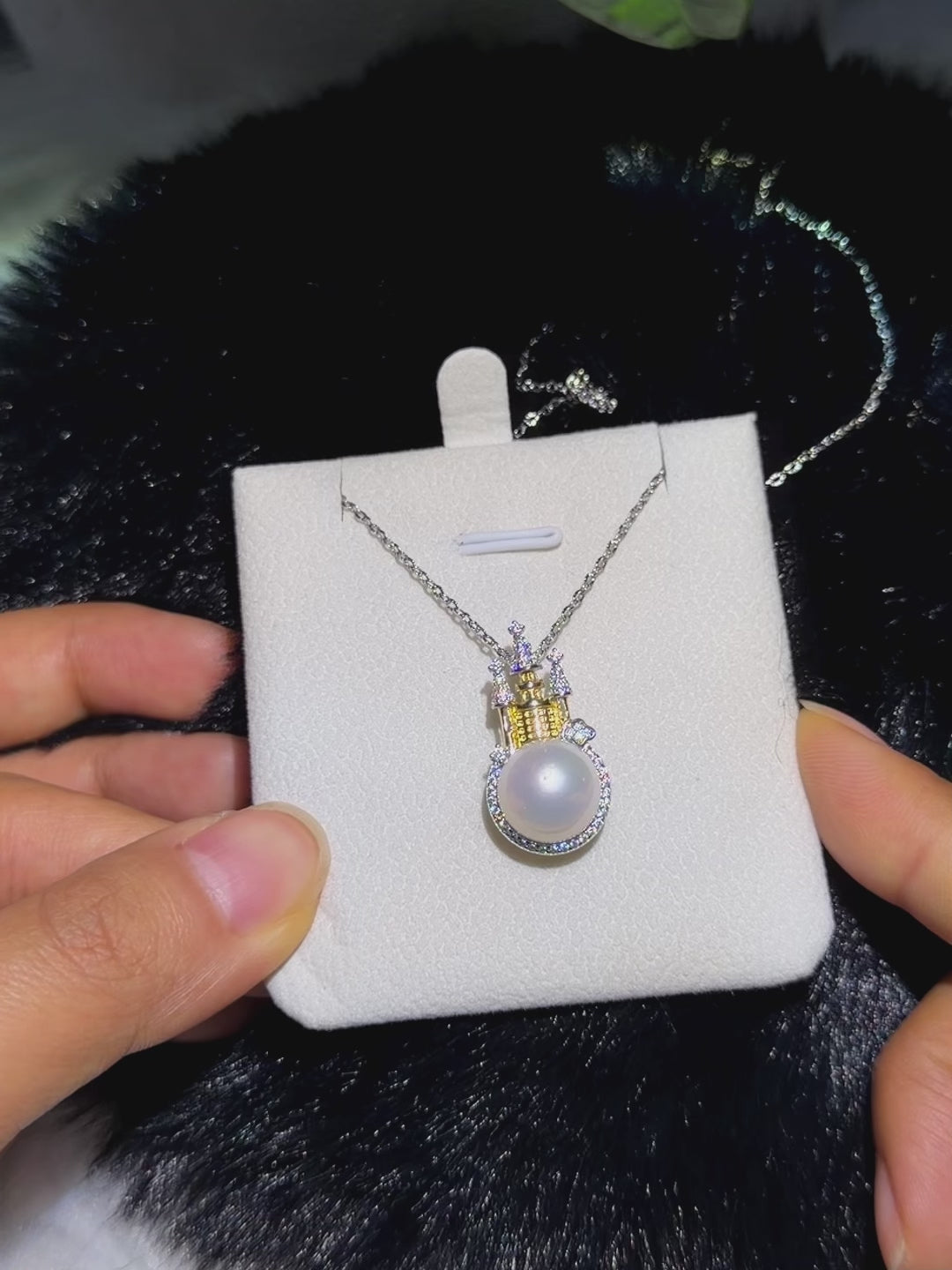 Princess-inspired pearl necklace for elegant party and evening styling.