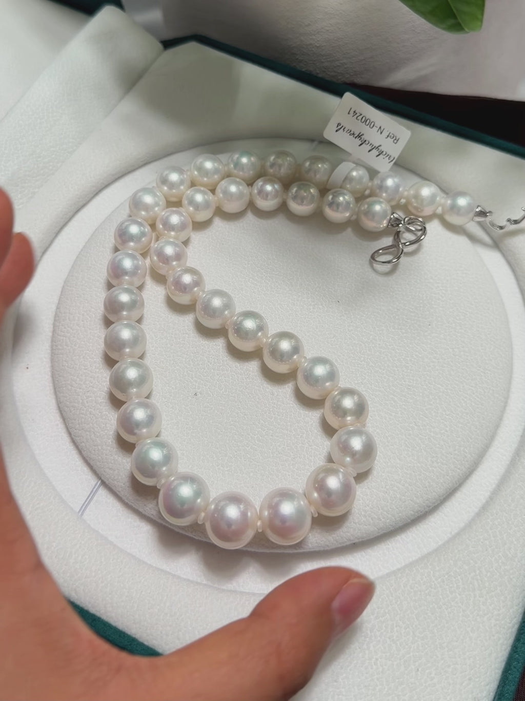 Classic single-strand freshwater pearl necklace in white with blue-pink aurora halo.