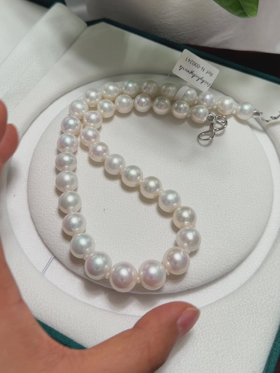 Classic single-strand freshwater pearl necklace in white with blue-pink aurora halo.