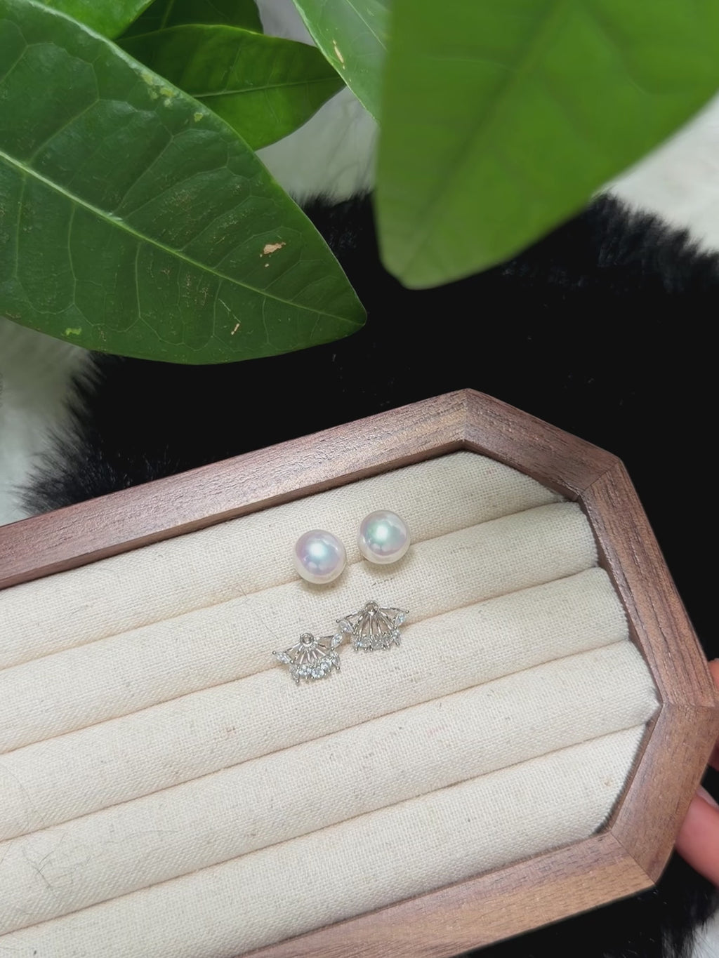 Detachable fan-shaped pearl earrings with an elegant refined design.