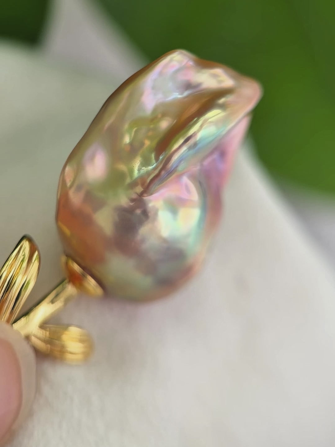 a shinny vivid bule rose baroque pearl pendant