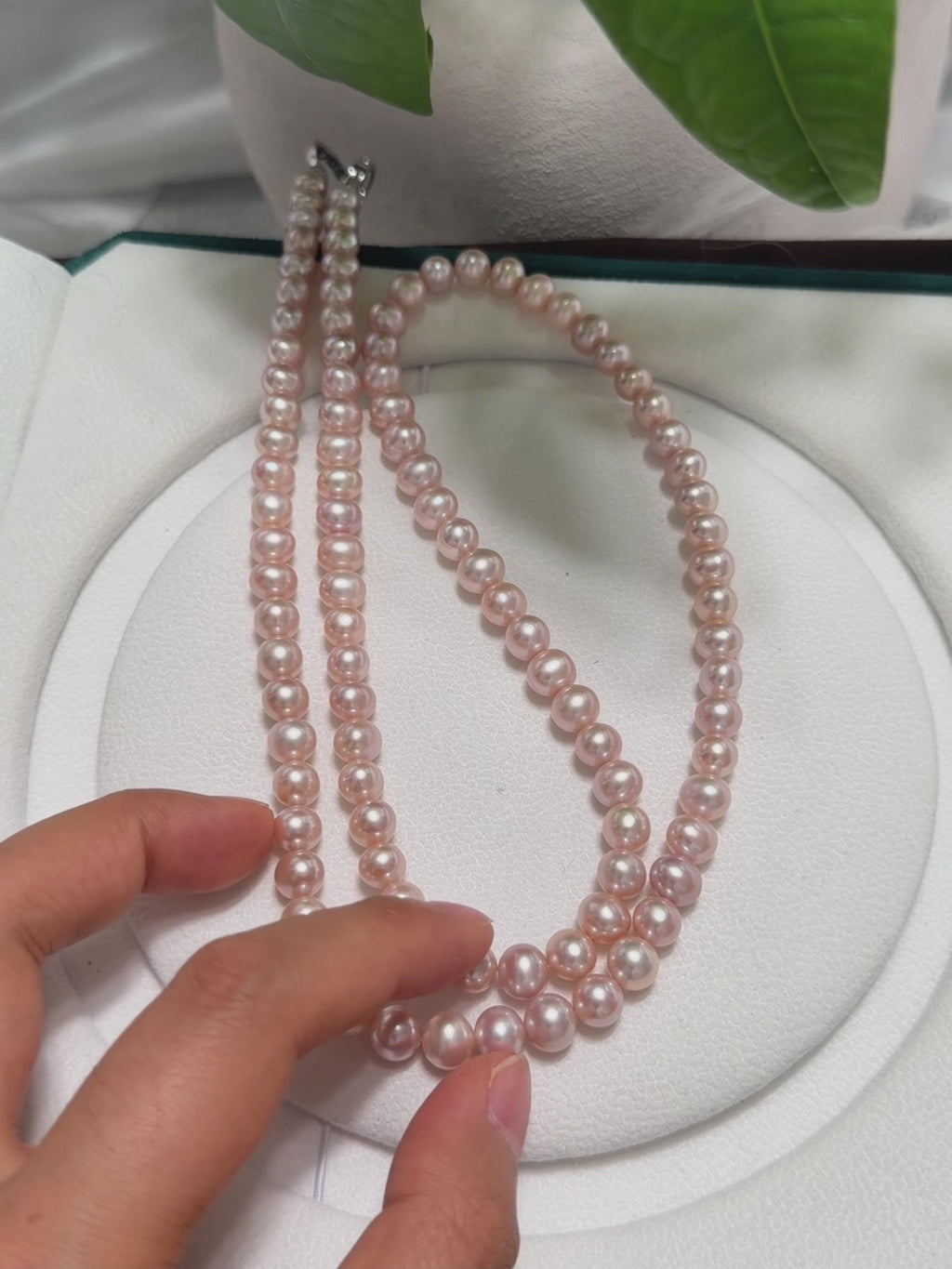 Versatile 90 cm pearl necklace suitable for long, doubled, or Y-shaped styling.