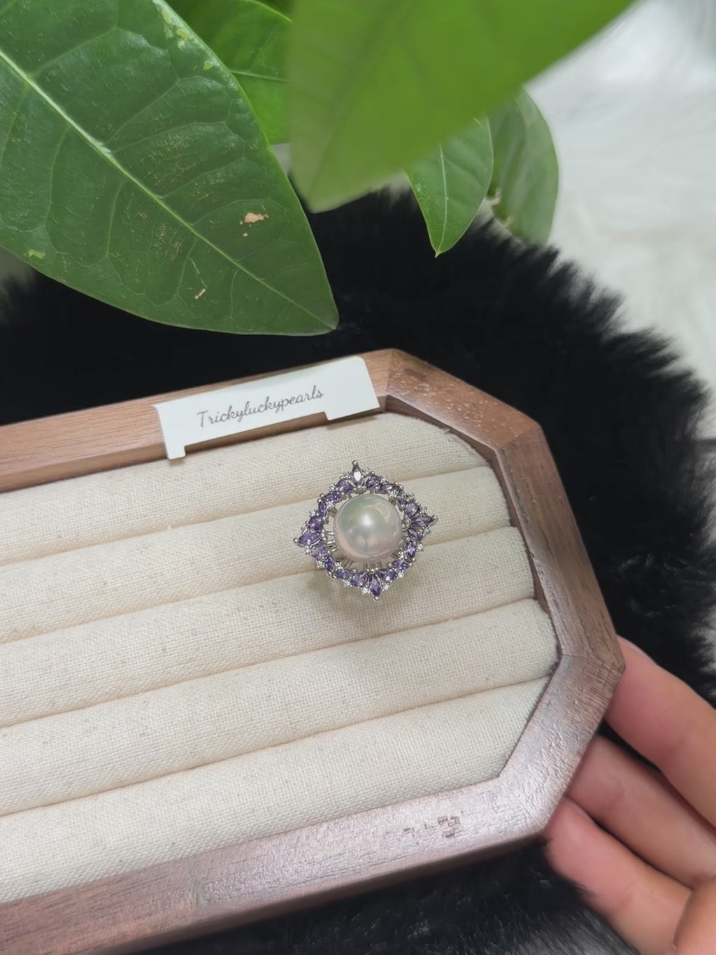 Close-up of an 11.4 mm white pearl with strong Aurora lustre.