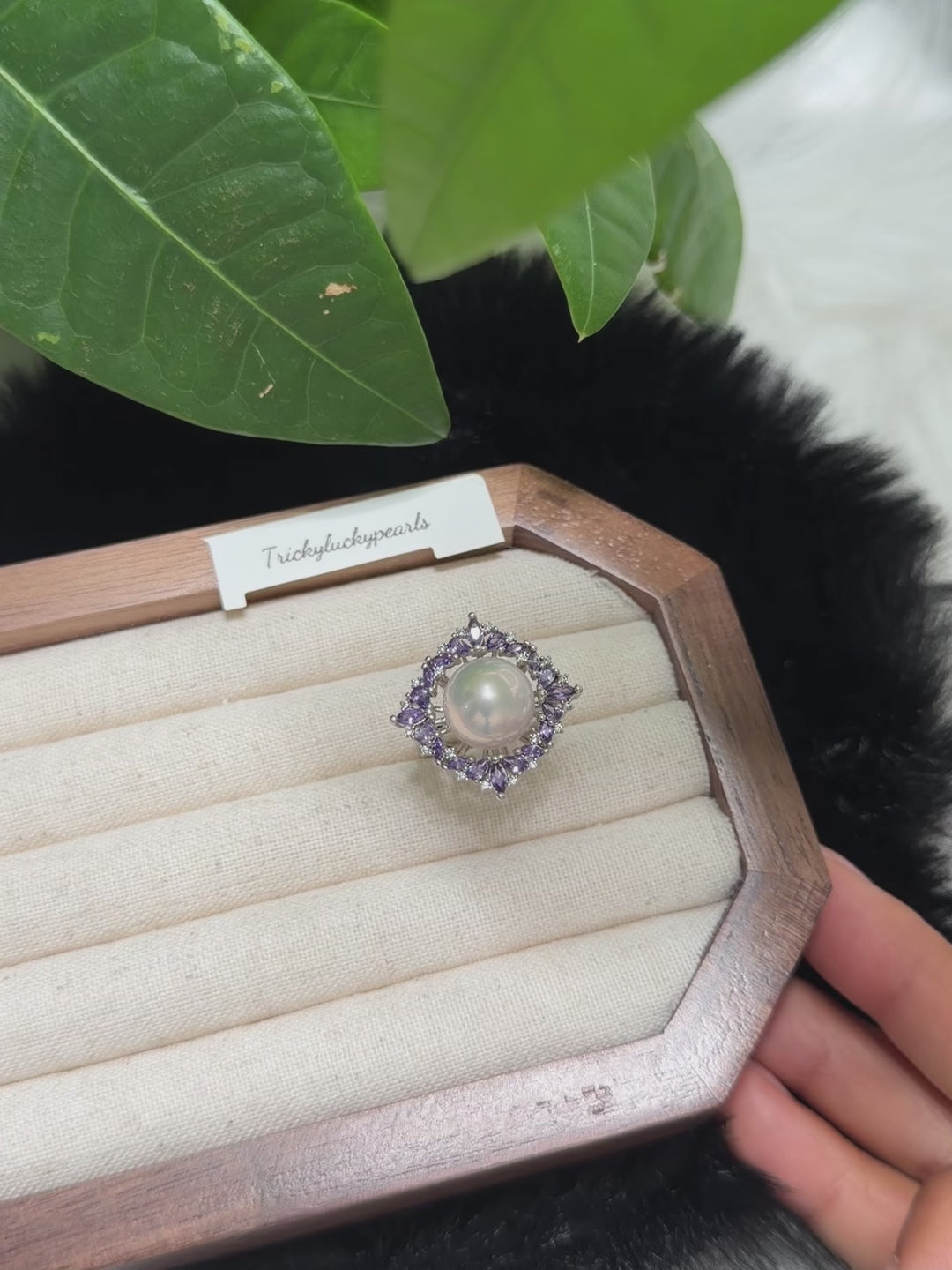 Close-up of an 11.4 mm white pearl with strong Aurora lustre.