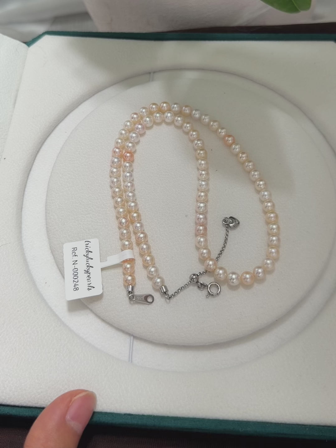 Classic freshwater pearl jewelry with luminous natural lustre.
Single-strand pearl necklace with evenly graduated visual rhythm.