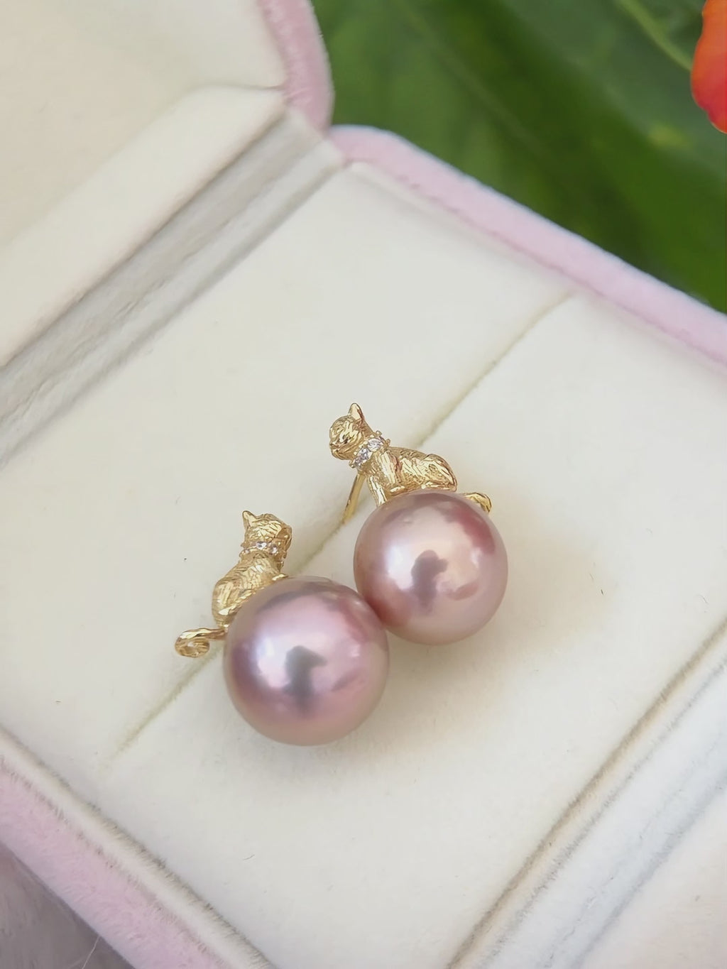 11.6mm Metallic Pink Pearl Cat Earrings – Green Halo Gold-Plated Drop Design