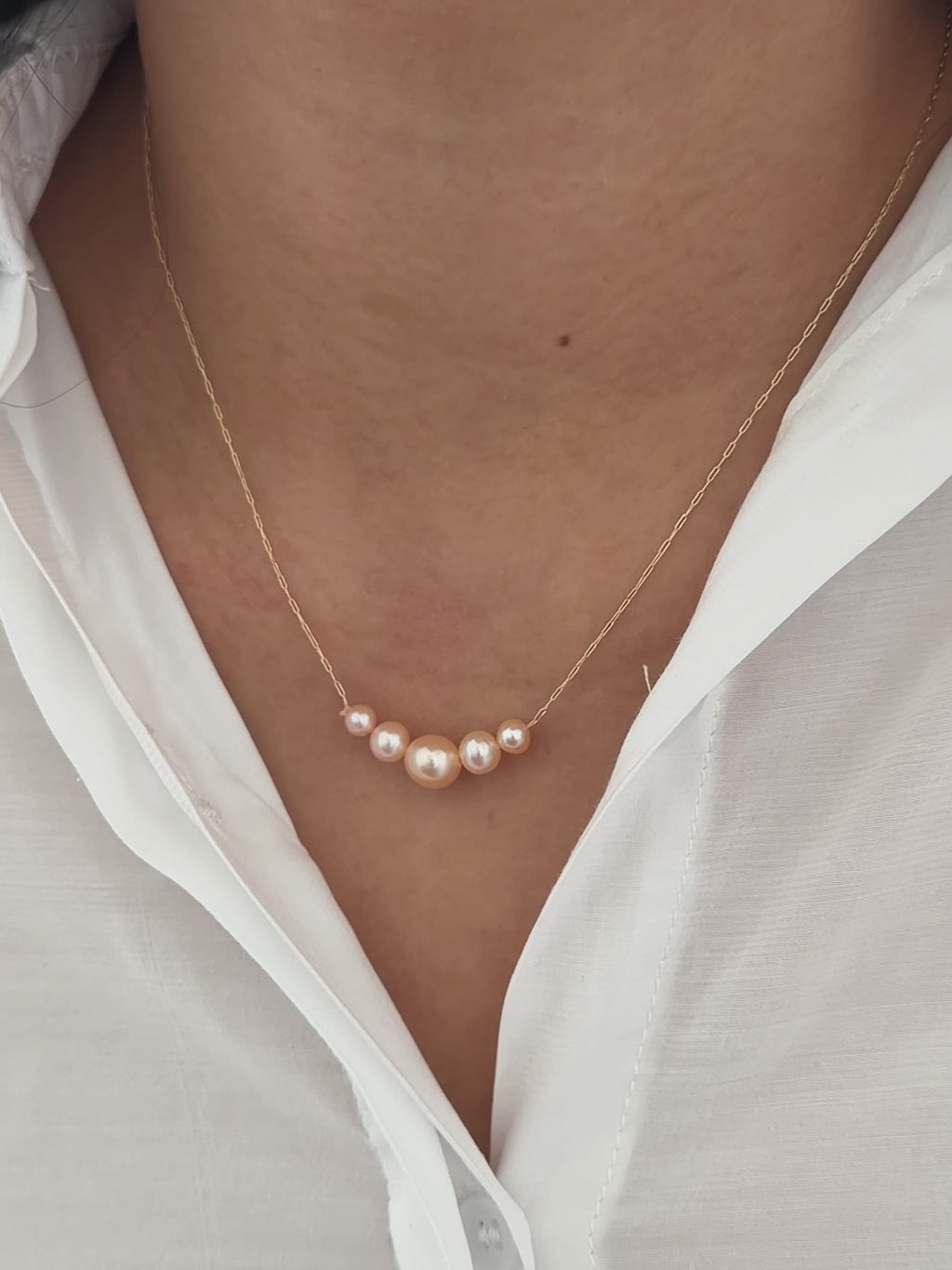 Natural pearl necklace suitable for elegant day-to-night styling.
Gradient necklace featuring an 8.5 mm central freshwater pearl.