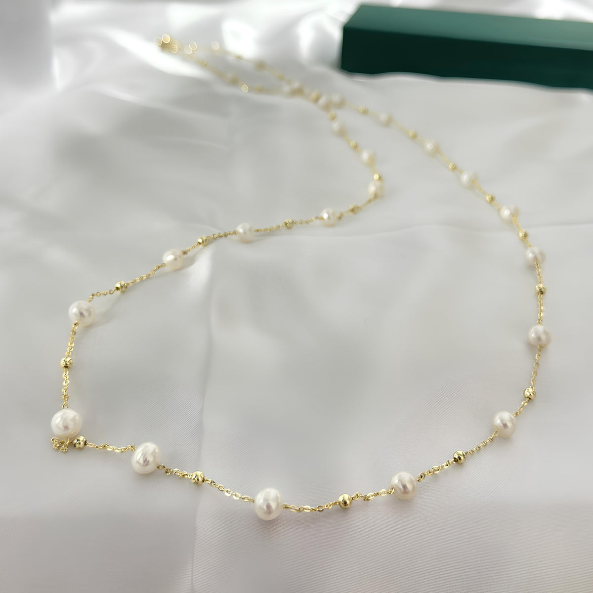 Versatile long pearl necklace that can be worn in two different ways.
